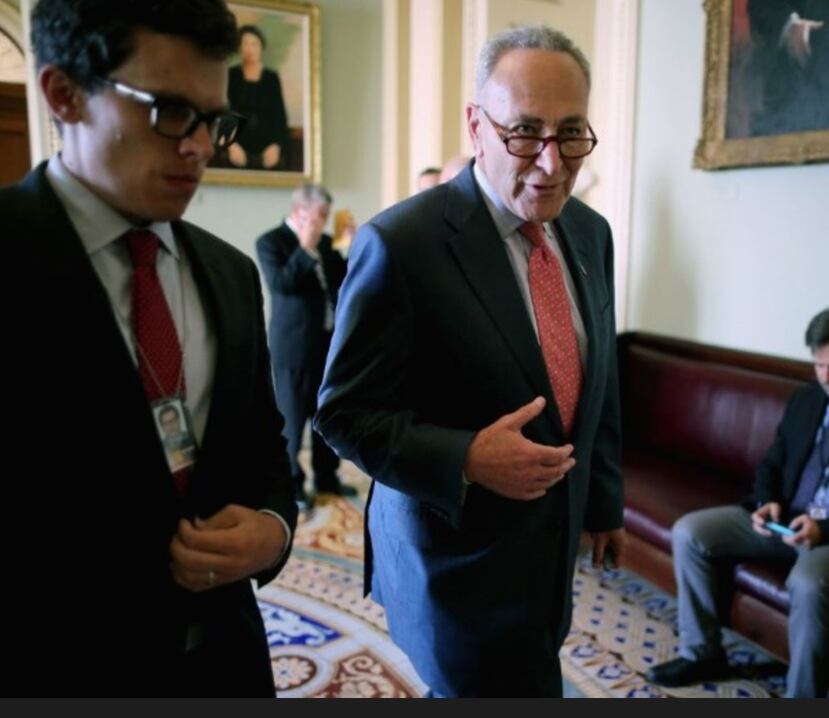 La legislación, de la autoría del senador demócrata Charles Schumer, a la derecha, es parecida a la presentada en la Cámara baja por el comisionado residente Pierluisi. (AFP)