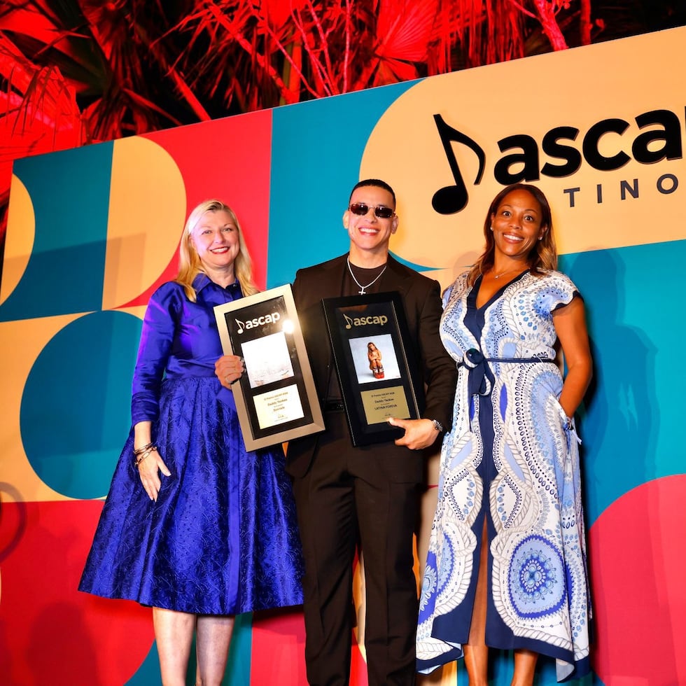 Daddy Yankee posa con sus dos galardones.
