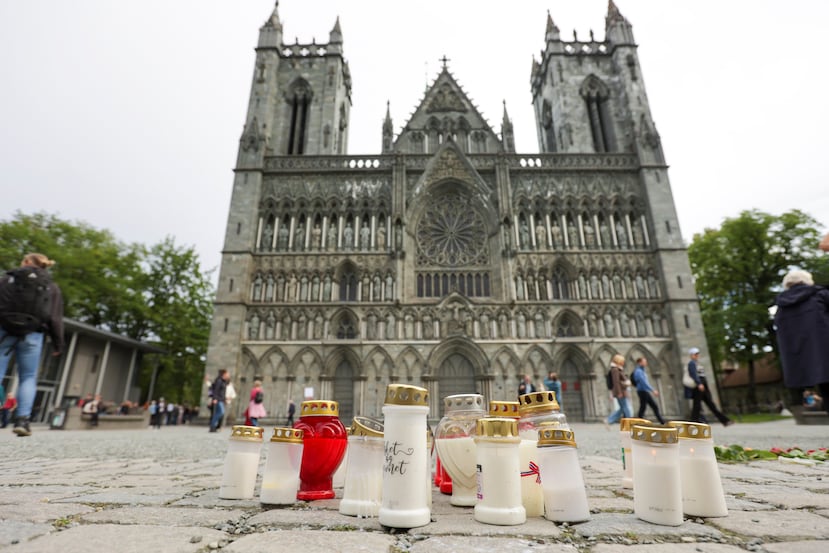 El sábado 29 de agosto de 2026 se depositaron flores, velas y mensajes de condolencia en la catedral de Nidaros tras el fallecimiento del rey Harald V el viernes en Trondheim, Noruega.