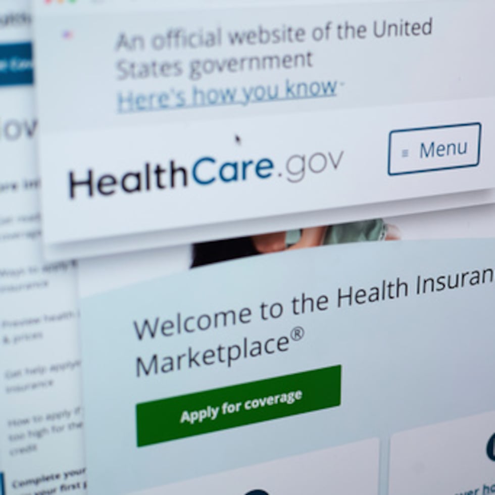 Páginas del sitio web de seguros médicos healthcare.gov de la Ley de Asistencia Asequible en la pantalla de un ordenador en Nueva York, el 19 de agosto de 2025.