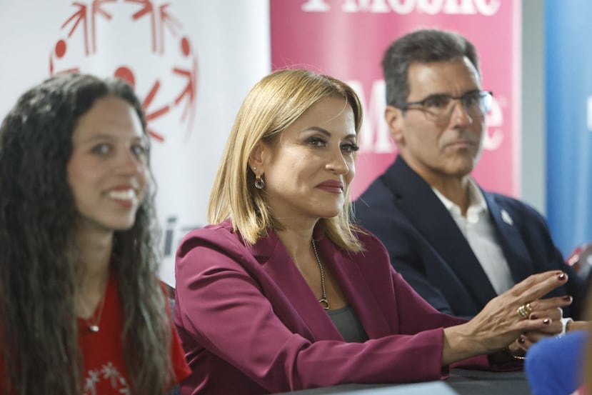 Aixa Vázquez, en medio de la atleta Lorraine Mena y el presidente de SOPR, Arnaldo Pérez, se dirige a los presentes en la conferencia de prensa de Brazadas por la Inclusión.