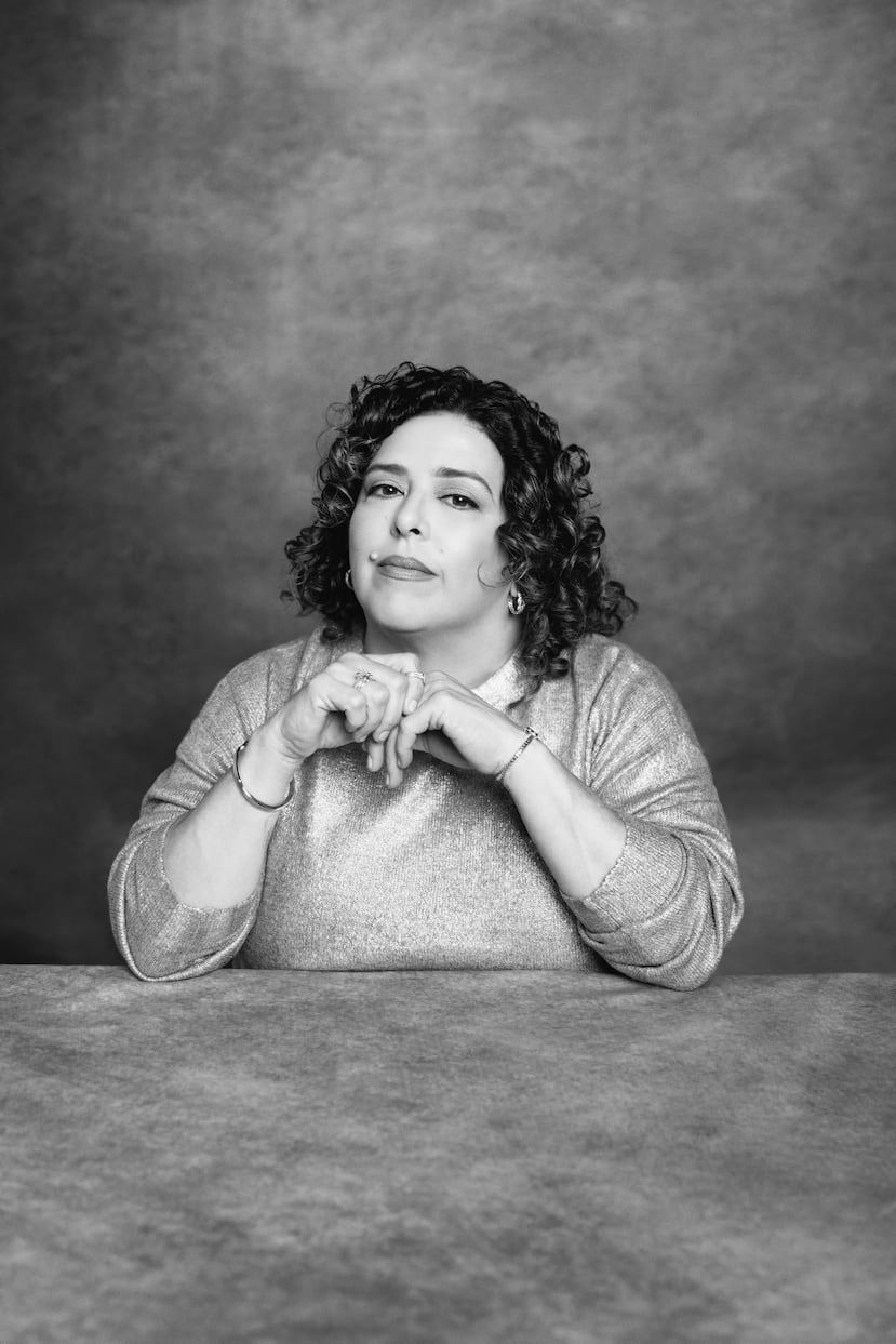 "Stylist": Claudia Madrid | Asistencia: Andrea Sofía Reverón| Joyería: John Hardy de Reinhold Jewelers Plaza las Américas | Apoyo de maquillaje en el “set”: George Pérez Cantres de House of Mua | Piso del estudio: Viva Carpets