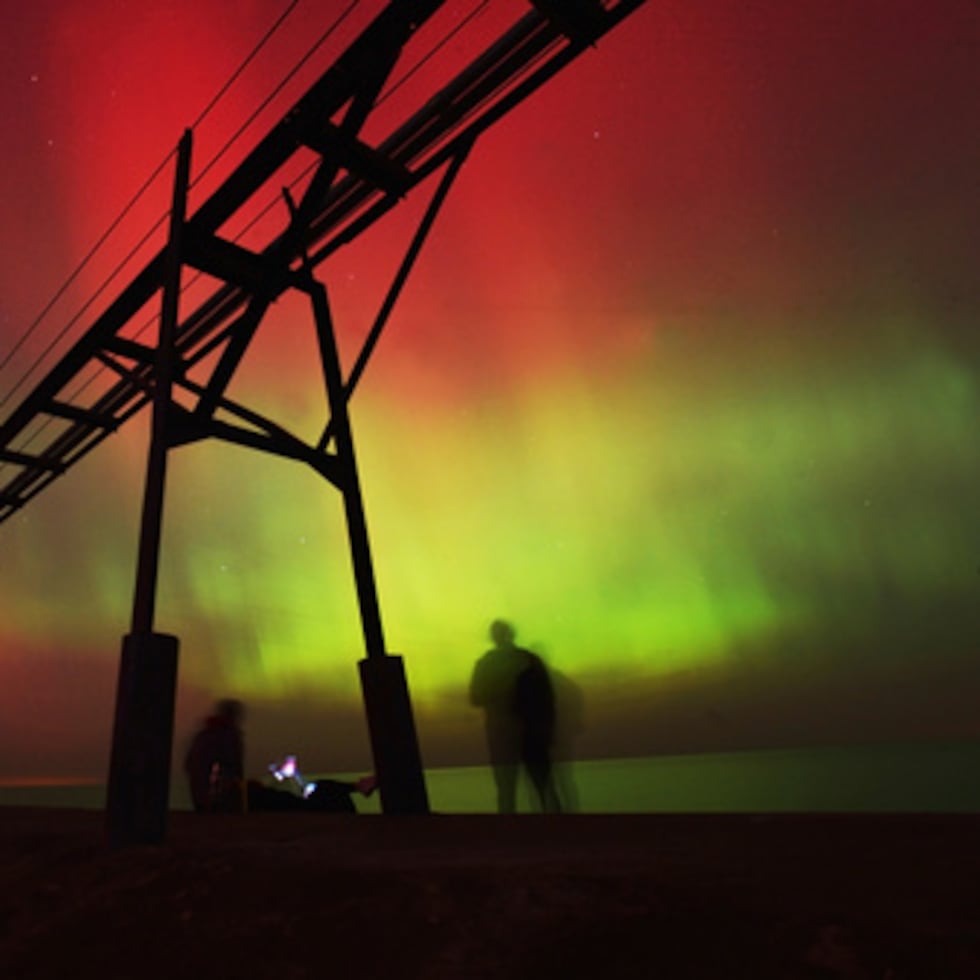 El brillo de las auroras y la distancia hacia el sur a la que son visibles dependerán de cuándo llegue la ráfaga solar y cómo interactúe con la Tierra.