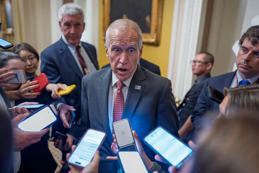 El senador Thom Tillis, republicano por Carolina del Norte, habla con los periodistas mientras los senadores republicanos llegan a un almuerzo a puerta cerrada en el Capitolio en Washington, el martes, para prepararse para una reunión con el presidente Donald Trump el miércoles.