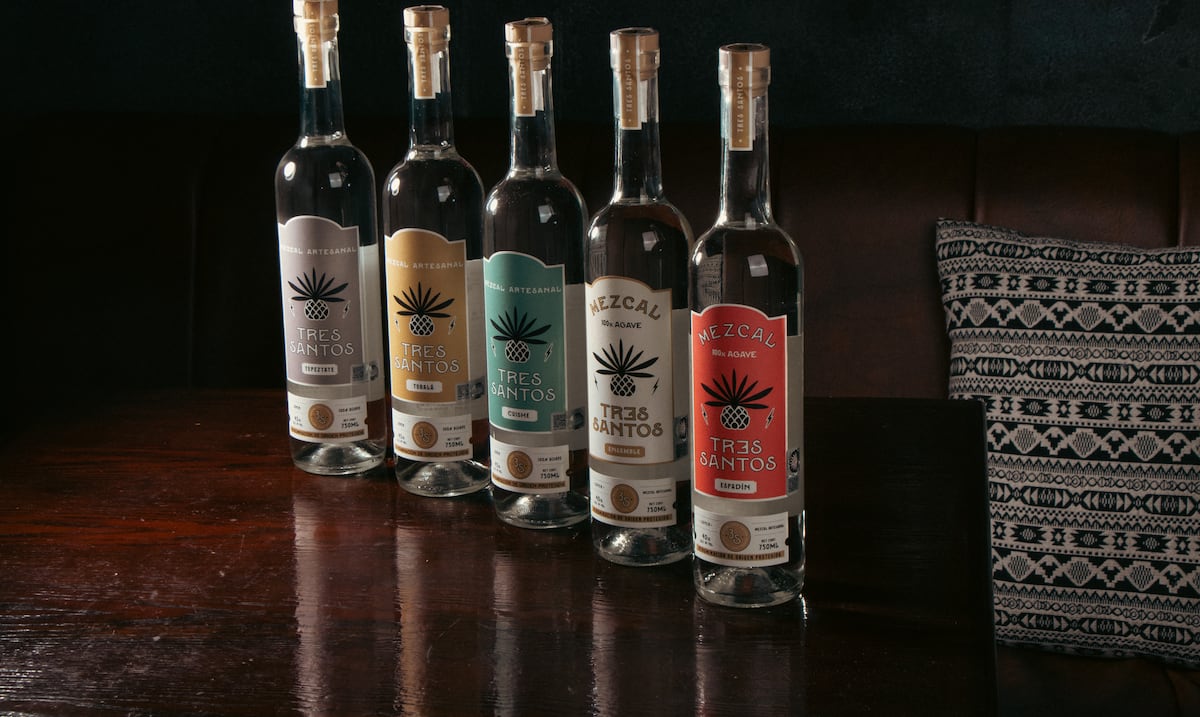 Mezcal boricua Tres Santos gana premios internacionales y apunta a nuevos mercados