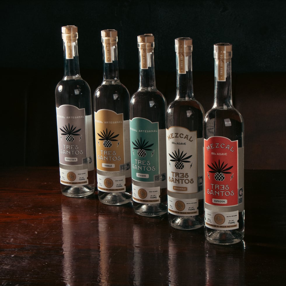 Dos de las cinco etiquetas de Tres Santos Mezcal han sido reconocidas en los estados de Nueva York y San Francisco.