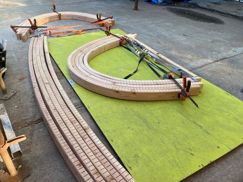 "La Carreta Made a U-Turn" pesa sobre 1,600 libras y fue construida utilizando, aproximadamente, 150 tablones de madera de construcción tipo 2x4.