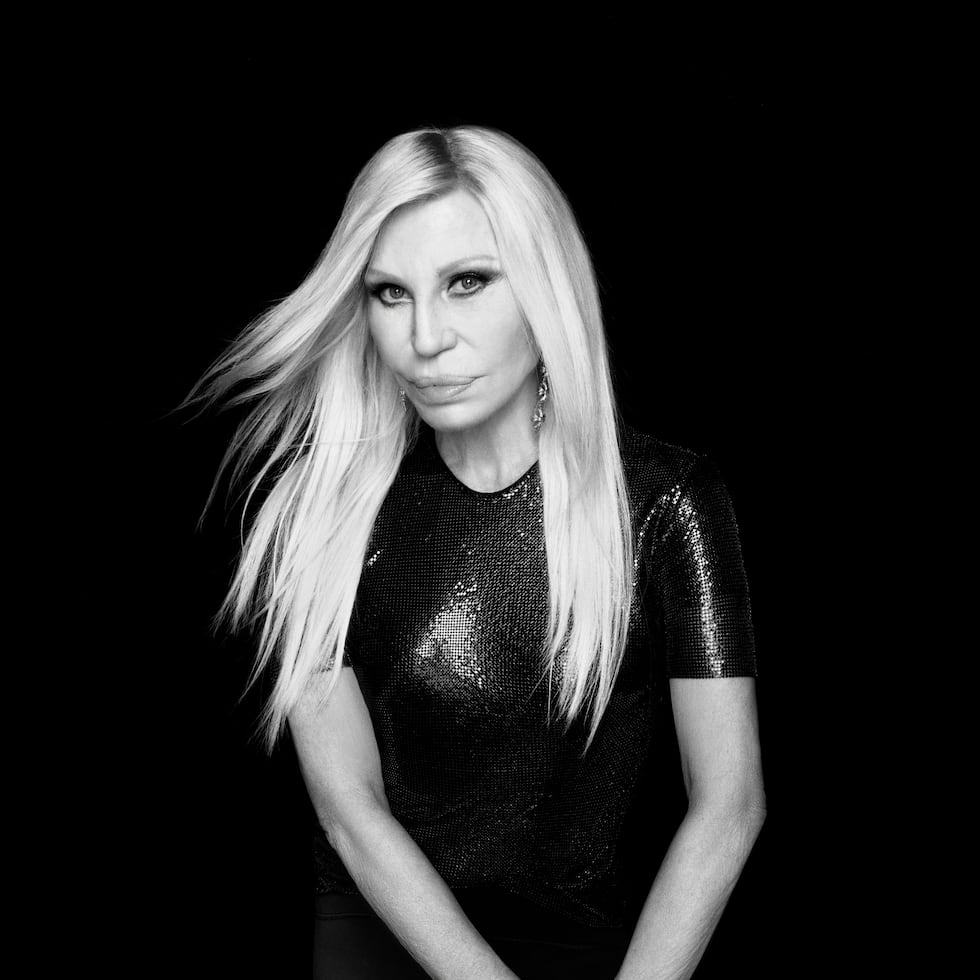 Dontella Versace regresará a la moda con su propia marca en colaboración con Revolve Group.
