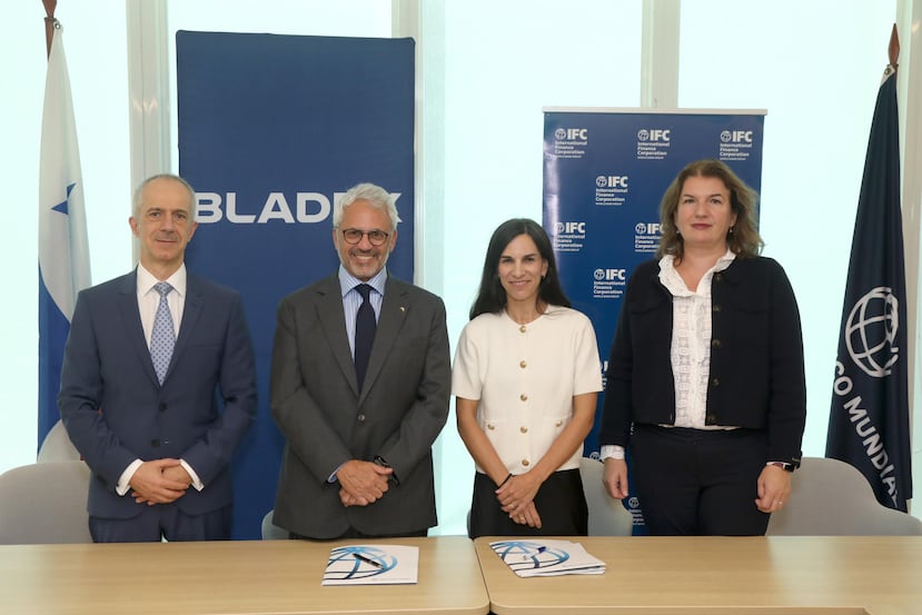 Eduardo Vivone, vicepresidente ejecutivo de Tesorería y Mercado de Capitales de Bladex; Jorge Salas, presidente ejecutivo de Bladex; Olga Calabozo, gerente regional de Instituciones Financieras de IFC; e Ivana Fernandes Duarte, gerente regional para Centroamérica de IFC, durante la firma de un acuerdo estratégico entre el banco multinacional Bladex y la Corporación Financiera Internacional (IFC), miembro del Grupo Banco Mundial. EFE/ Bladex /SOLO USO EDITORIAL NO VENTAS /SOLO DISPONIBLE PARA ILUSTRAR LA NOTICIA QUE ACOMPAÑA (CRÉDITO OBLIGATORIO)