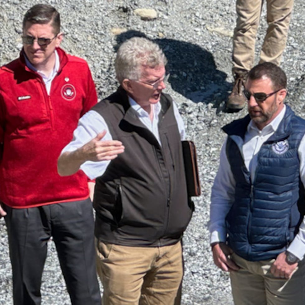 El secretario de Seguridad Nacional, Markwayne Mullin, a la derecha, habla con el alcalde Peter O'Leary, durante un viaje para inspeccionar los daños causados por el huracán Helene, el martes 7 de abril de 2026 en Chimney Rock, Carolina del Norte. Este es el primer viaje oficial de Mullin desde que sustituyó a Kristi Noem. (