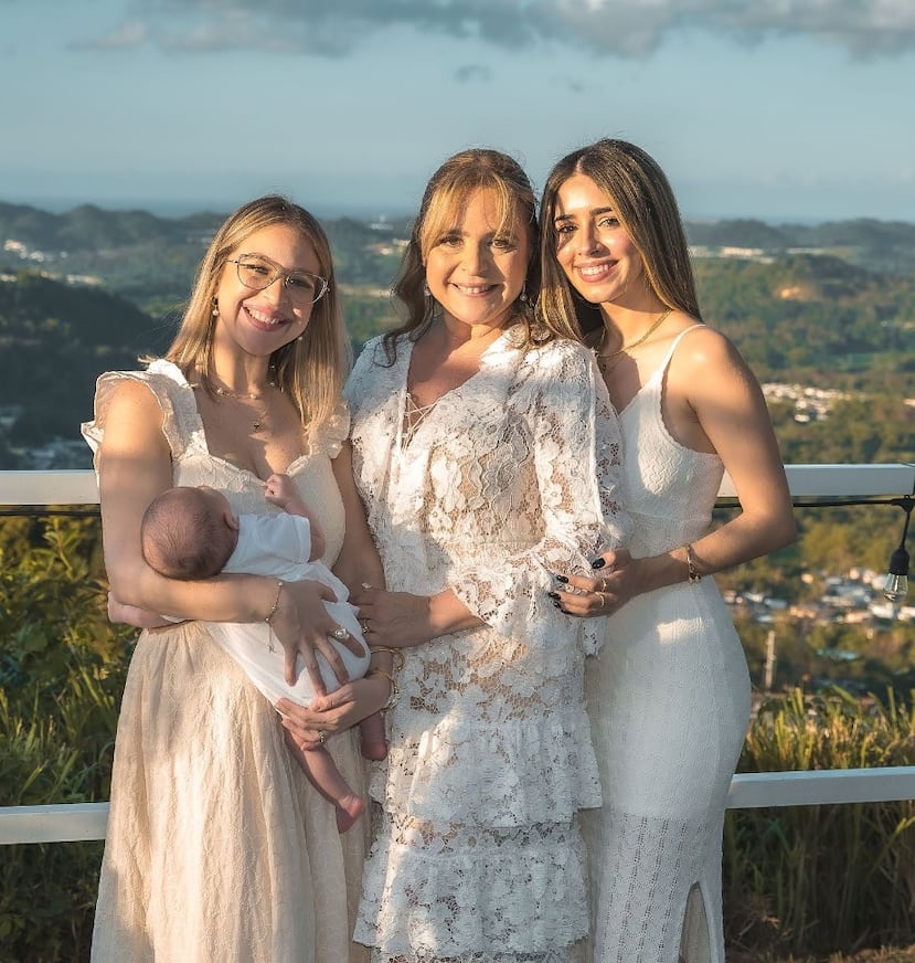 Marirose Acevedo, Head of Media Investment & Corporate Strategy | Executive Media Director de de la Cruz Ogilvy; Nicole Janice con Mauro, y Génesis.