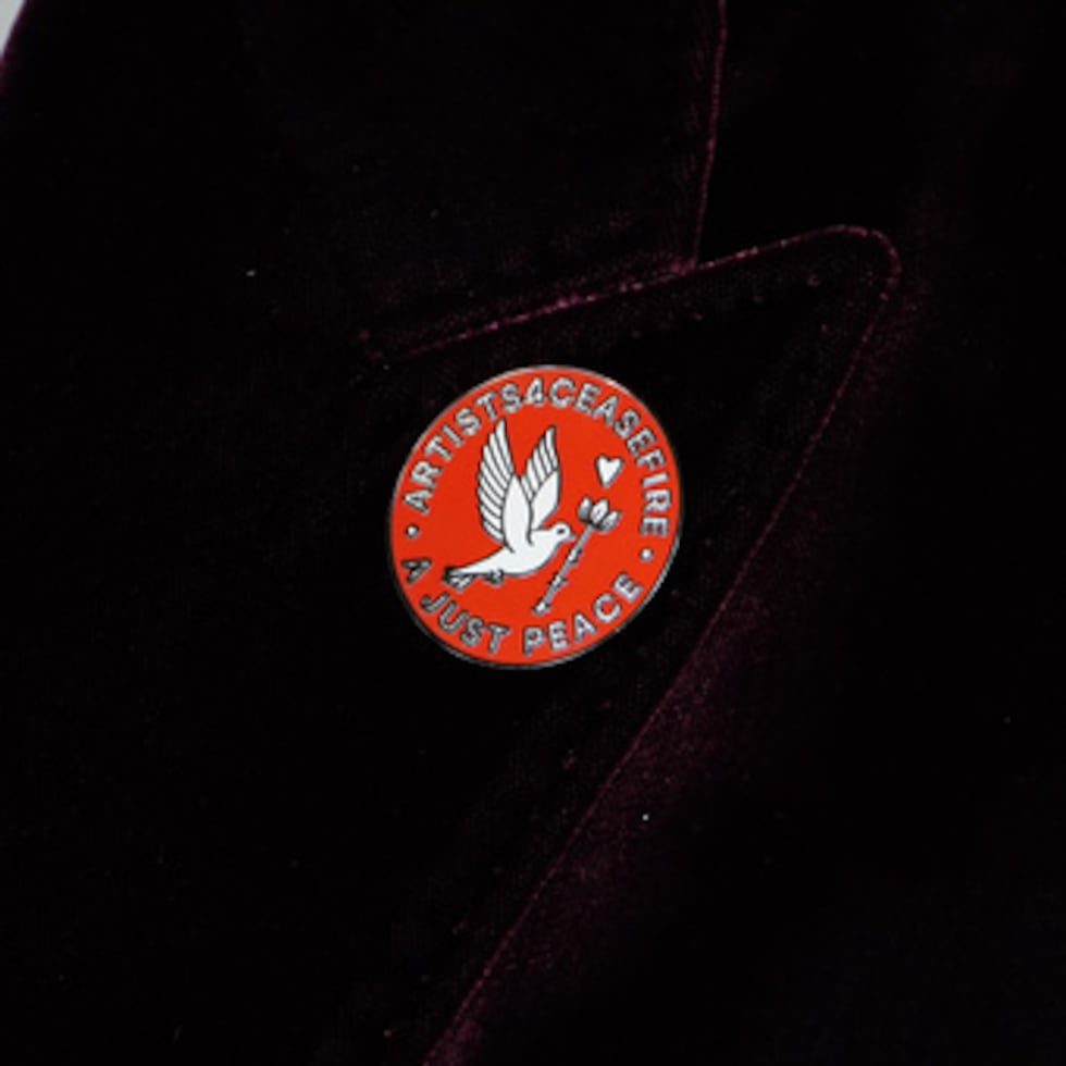 El productor Nadim Cheikhrouha llega a los Oscar con un pin haciendo un llamado por el alto el fuego.