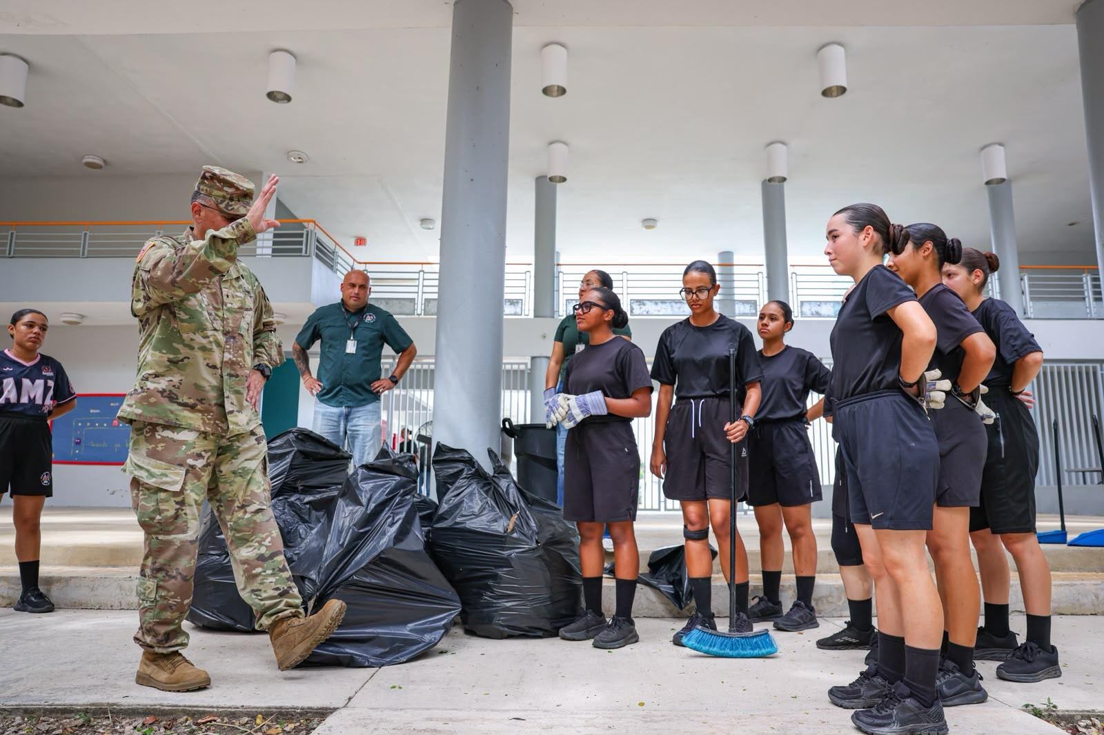 Imagen de la cobertura de: Jóvenes en riesgo de deserción aprovechan programa de la Guardia Nacional en Puerto Rico