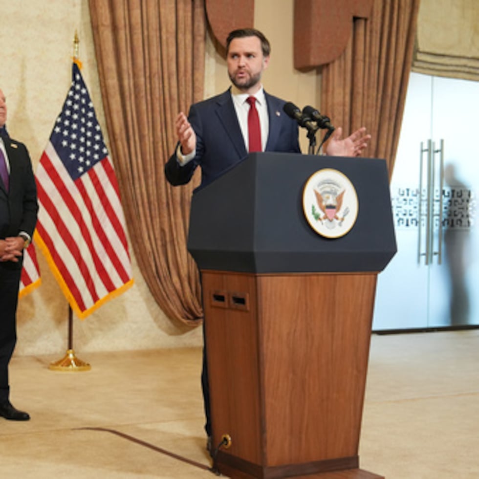 El vicepresidente de Estados Unidos, JD Vance, habla durante una rueda de prensa tras reunirse con representantes de Pakistán e Irán mientras lo escuchan Jared Kushner (a la izquierda) y Steve Witkoff, enviado especial para misiones de paz.
