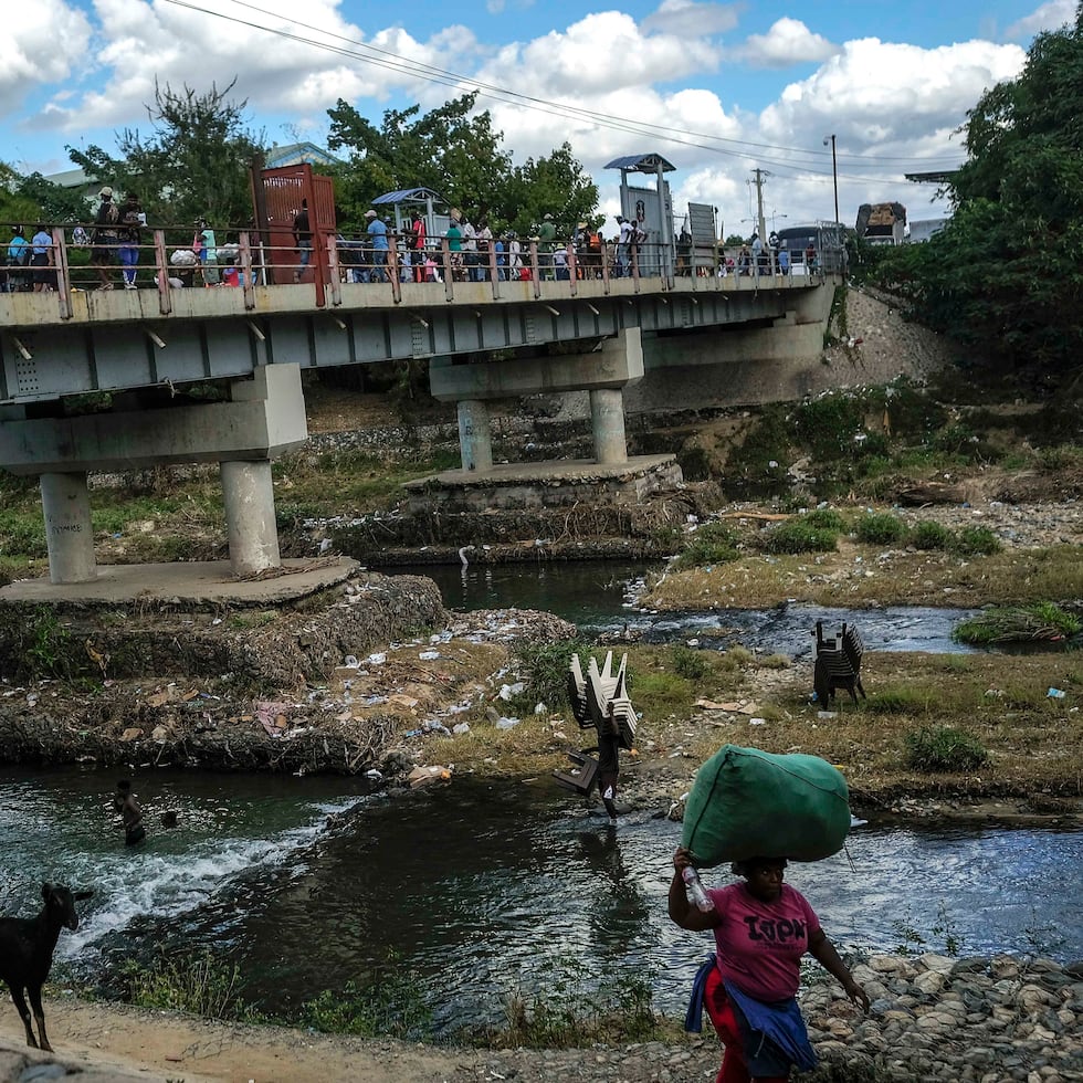 Varias personas se bañan en el río Masacre, llamado así por una sangrienta batalla entre colonizadores españoles y franceses en el siglo XVIII,en Juana Méndez, República Dominicana, el 19 de noviembre de 2021, en la frontera con Haití.