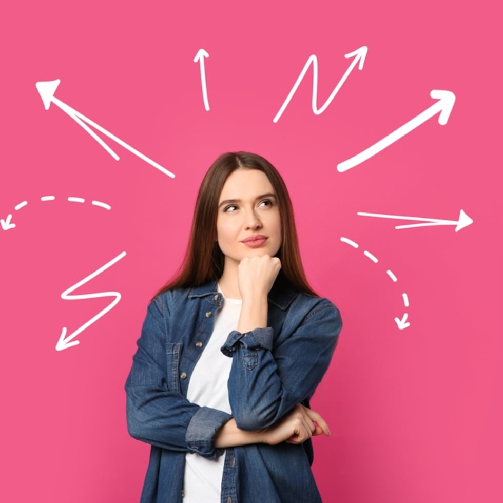 1. Empieza con una meta clara
Antes de matricularte, define si tu objetivo es conseguir empleo rápido, cambiar de carrera o desarrollar una destreza específica. Tener claro el propósito ayuda a seleccionar mejor el programa.