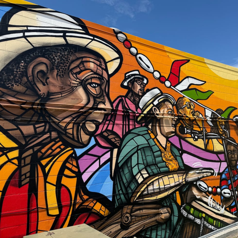 El mural "United in Rhythm" hace honor a su nombre, mostrando la tradición musical de la bomba, que se transmite de generación en generación.