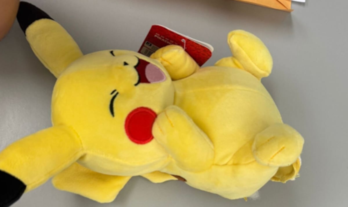 Presentan cargos en ausencia contra hombre que habría ocultado un GPS en un peluche de Pikachu