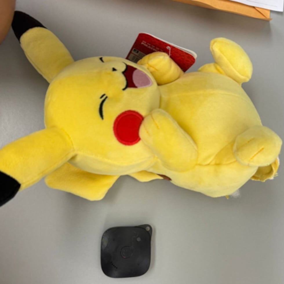 El peluche donde se habría escondido el dispositivo GPS en Bayamón.