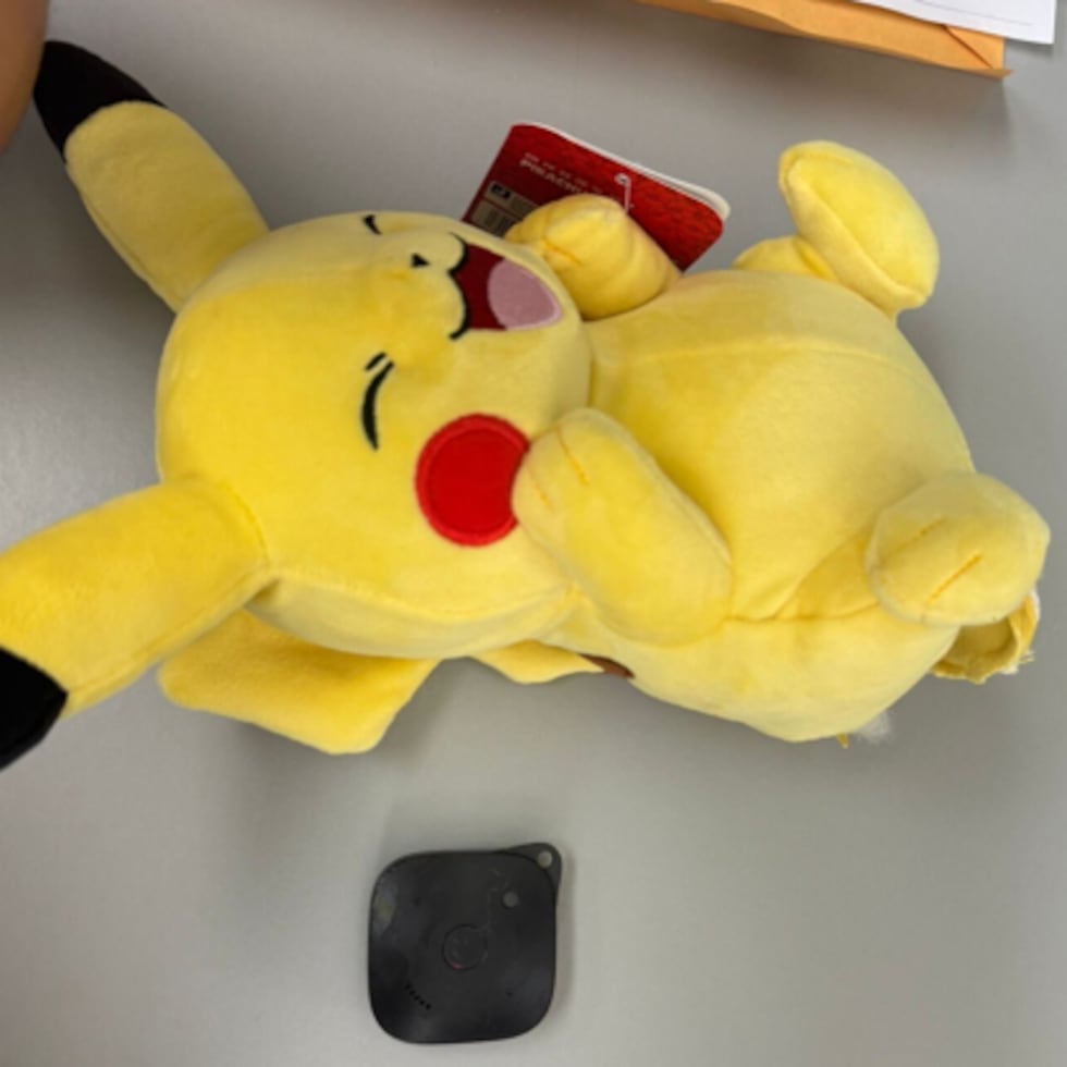 El peluche donde se habría escondido el dispositivo GPS en Bayamón.
