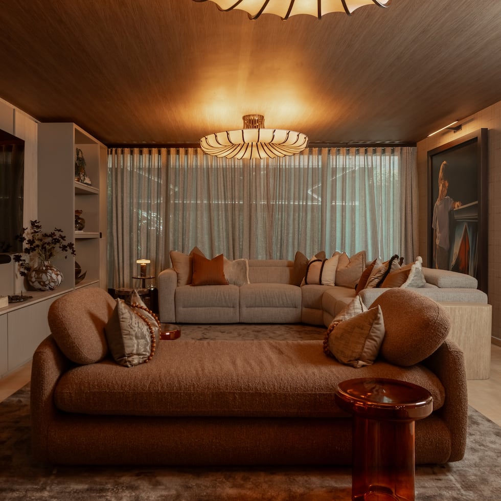 Entrar a Vero Casa te transporta al vestíbulo de un hotel, en el que la funcionalidad se une al diseño, la intención y una estética acogedora.