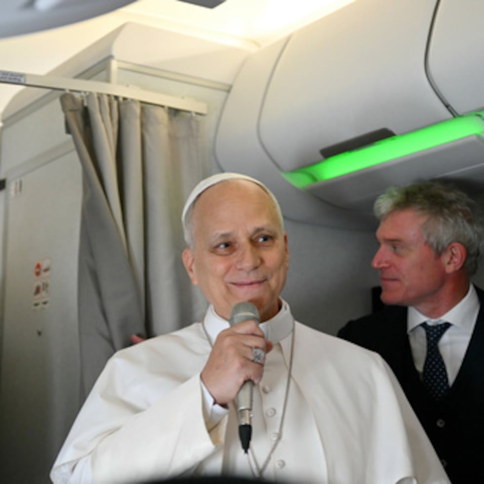 El papa León XIV habla con periodistas en su vuelo con destino al aeropuerto internacional Houari Boumédiène de Argel, en Argelia.