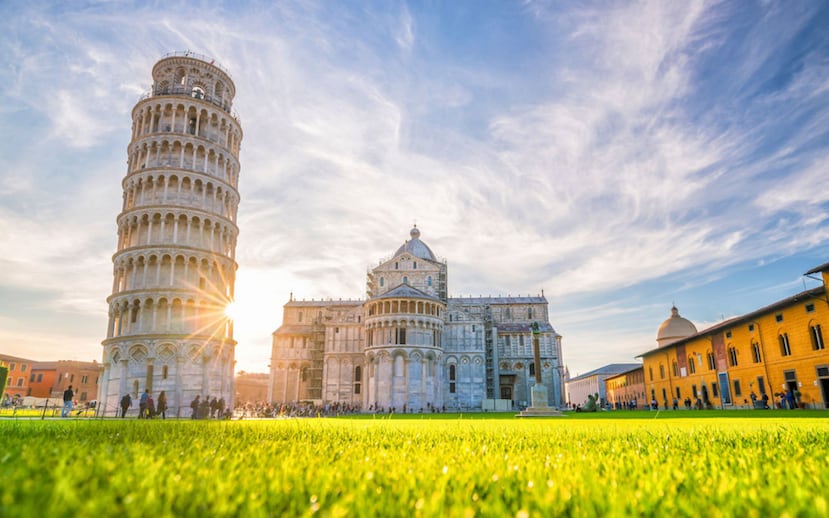 Pisa es otra ciudad eterna con su Plaza de los Milagros adornada por la Catedral, Baptisterio y su campanario, la icónica Torre Pendiente.