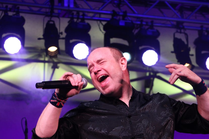 El cantante Terry Adams Jr., estara a cargo interpretar la voz del británico Phil Collins.