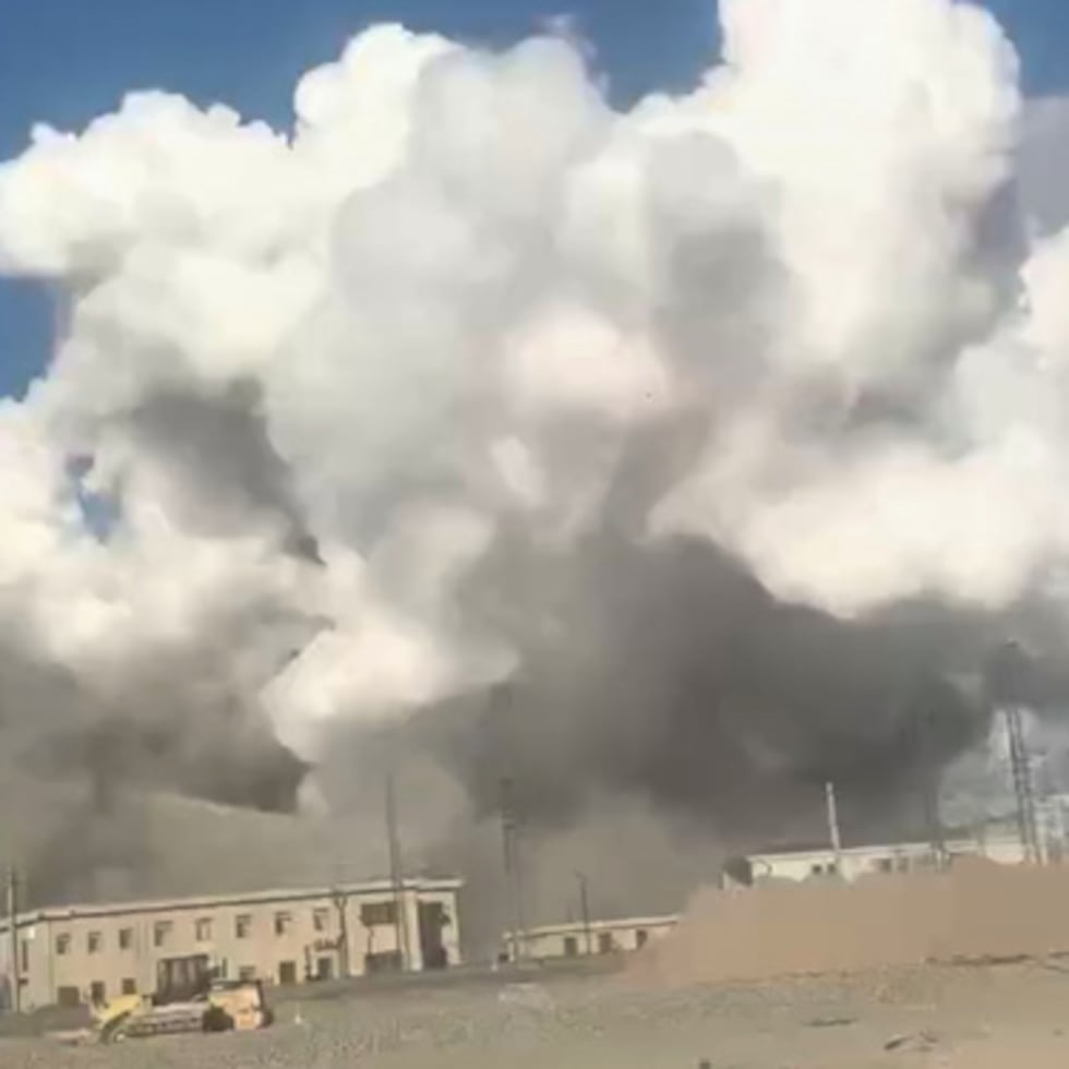 Foto difundida por la Agencia de Noticias Xinhua que muestra el humo quese eleva desde el lugar de las explosiones de una fábrica en Baotou, en la Región Autónoma de Mongolia Interior.