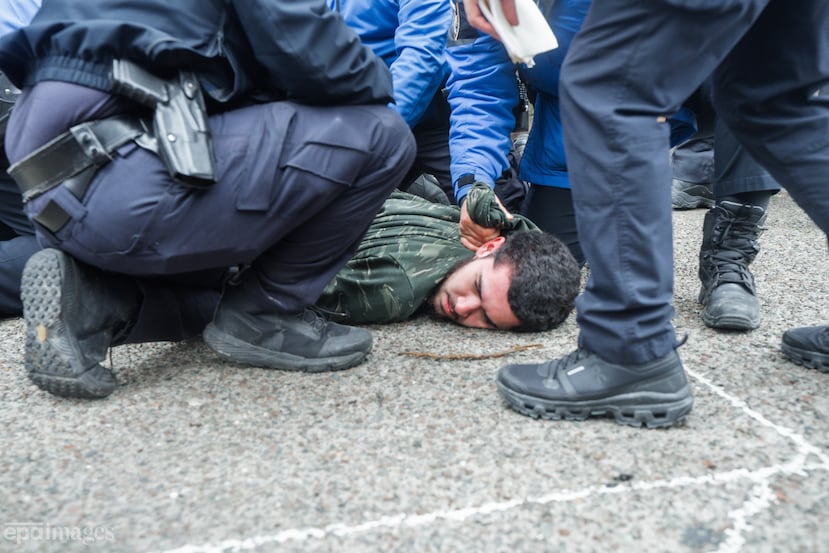 Una persona es arrestada después de lanzar un dispositivo incendiario durante un evento antimusulmán celebrado por el alborotador J6 indultado Jake Lang fuera de la residencia del alcalde de Nueva York, Zohran Mamdani, en Nueva York, Nueva York, EE.UU., 07 de marzo de 2026. Mamdani es el primer alcalde musulmán de la ciudad. (Protestas, Nueva York) EFE/EPA/OLGA FEDOROVA