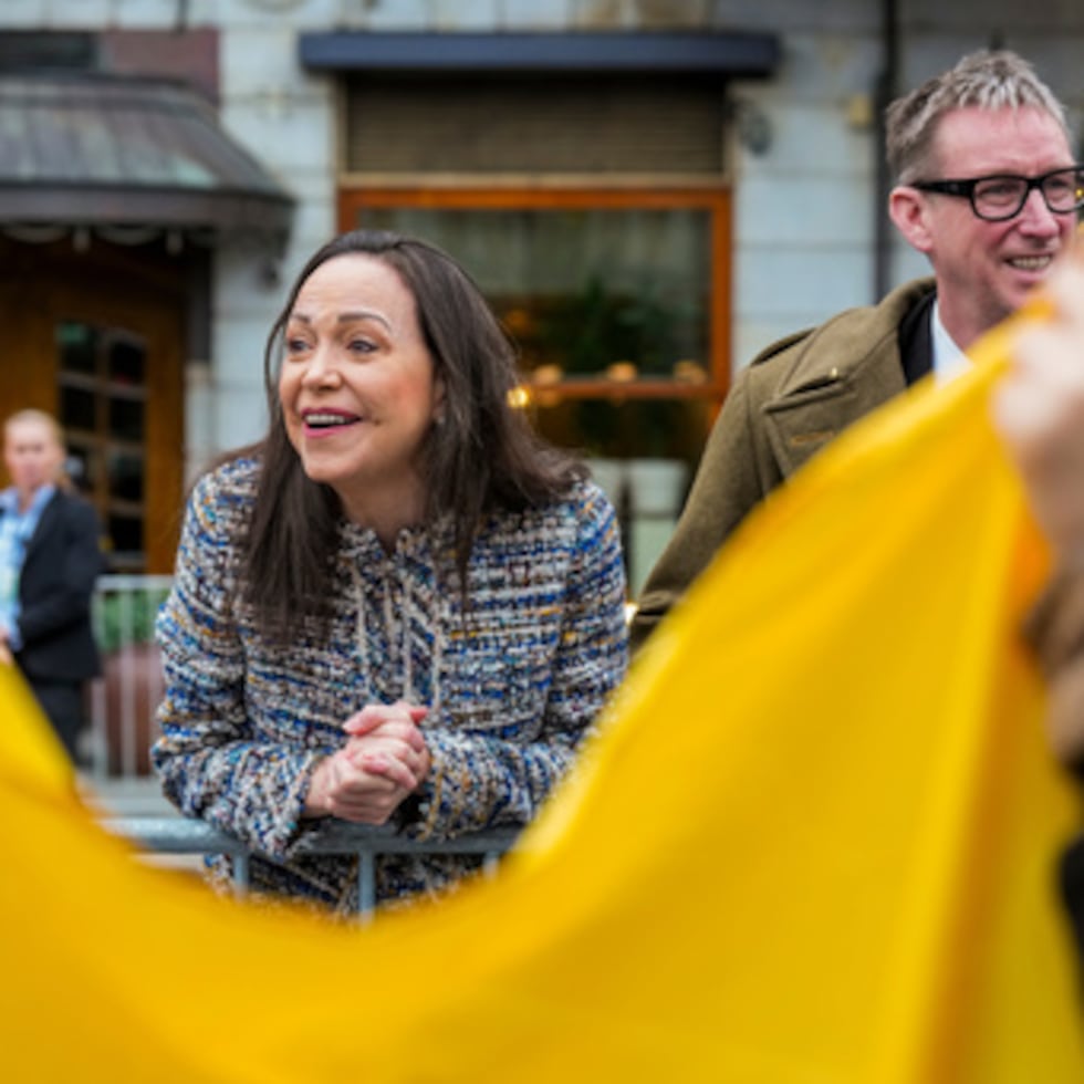 La ganadora del Premio Nobel de la Paz, María Corina Machado, con la vicepresidenta del Comité Noruego del Nobel, Asle Toje, a la derecha, a las puertas del Gran Hotel de Oslo, el viernes 12 de diciembre de 2025. (Ole Berg-Rusten/NTB vía AP)