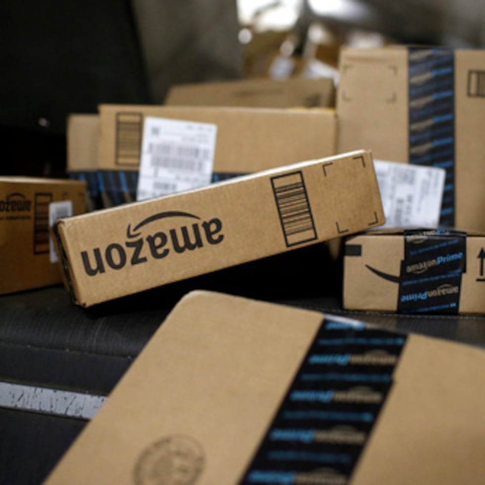 Paquetes de Amazon se acumulan y reflejan la creciente cultura de compras y entregas rápidas.