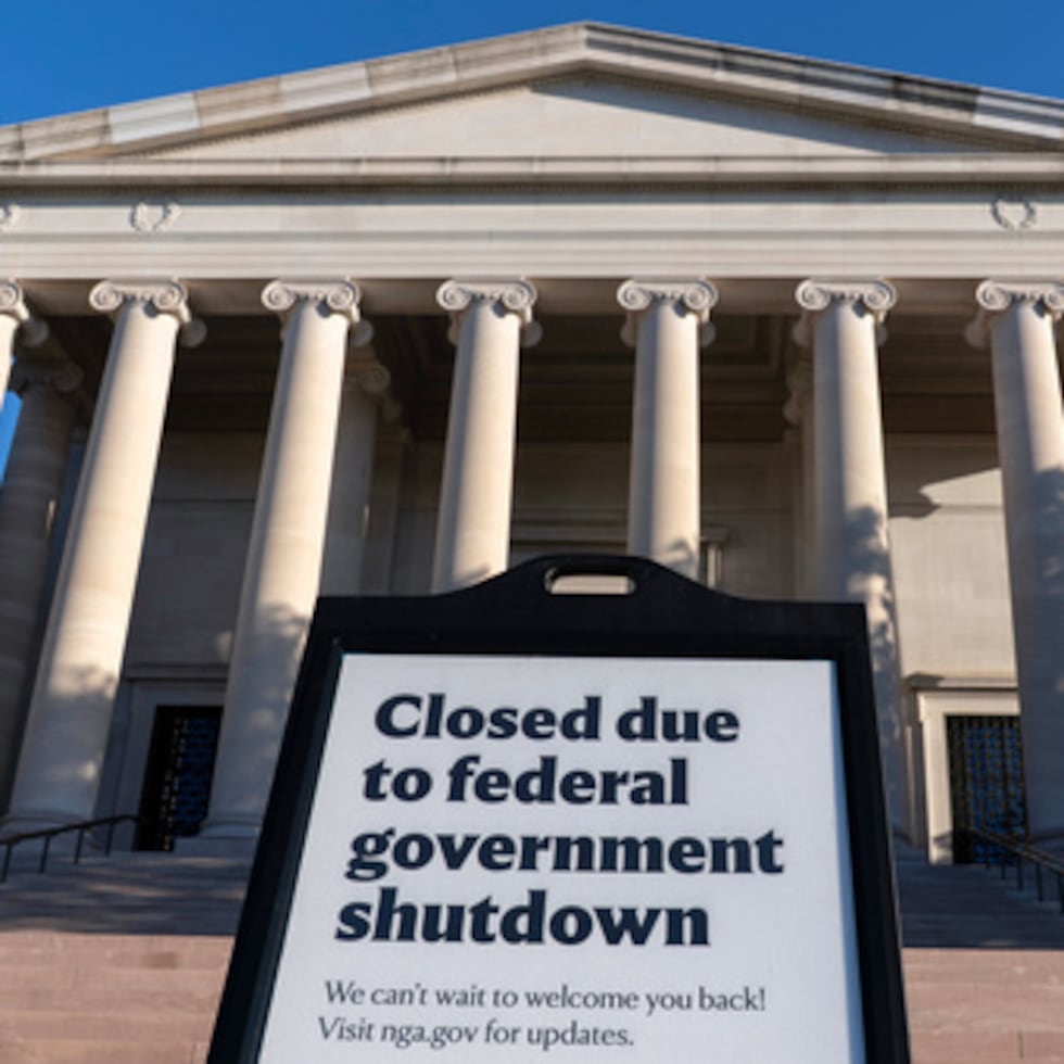 Un cartel que dice "Cerrado debido al cierre del gobierno federal" se ve frente a la Galería Nacional de Arte en el sexto día del cierre del gobierno.