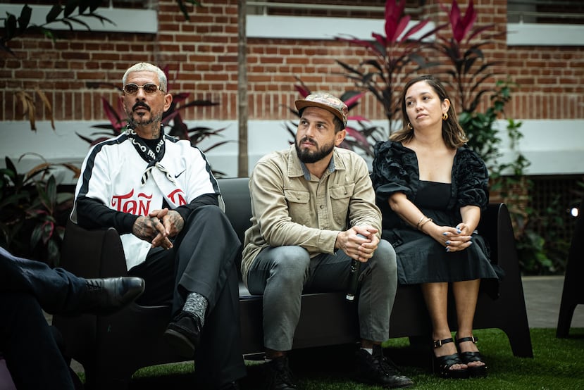 Desde la izquierda, el actor Audicio Robles, conocido como Auudi; junto con los directores de "Esta isla" Cristian Carretero y Lorainne Jones Molina.