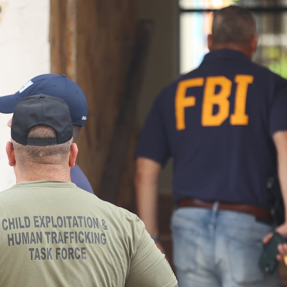 Las órdenes de arresto responden a dos casos separados.