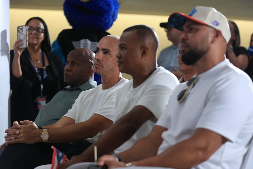 En el orden acostumbrado, Alfred 'Butch' Lee, Carlos Arroyo, Tito Trinidad y Carlos Beltrán escuchan a Alvarado en la conferencia.