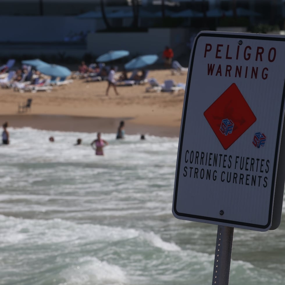 Una fotografía de archivo con advertencia para bañistas.