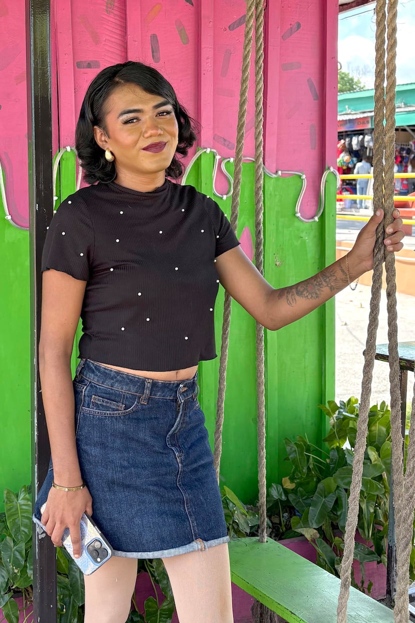 Melvin Daniel Cortez 'La Bestie' posando durante una entrevista con EFE en Orange Walk (Belice). La Bestie se colocó en frente de la cámara, se quitó la peluca, e identificándose como el hondureño Melvin Daniel Cortez, agradeció emocionada a las autoridades de Belice la amnistía que le permitió regularizar su situación migratoria en un país al que había llegado de niño. "Cambiaron mi vida, de verdad, gracias". EFE/ Jomarie Lanza