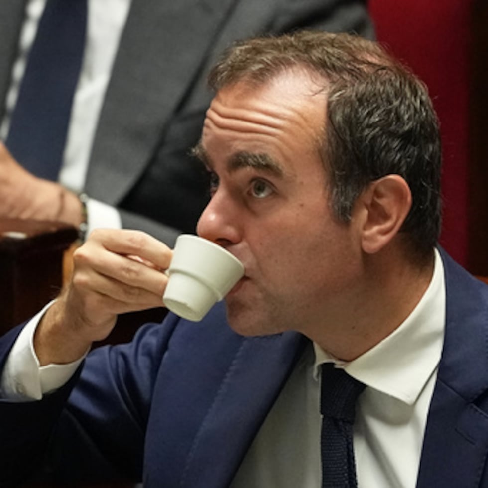 Lecornu planteó la posibilidad de revertir una de las reformas más emblemáticas pero impopulares de la presidencia de Macron, que elevará gradualmente la edad de jubilación de los 62 a los 64 años.