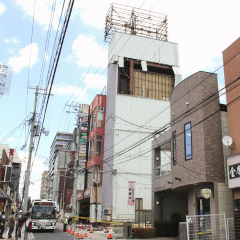 La pared de un edificio resultó parcialmente dañada tras un terremoto en Hachinohe, al norte de Japón.