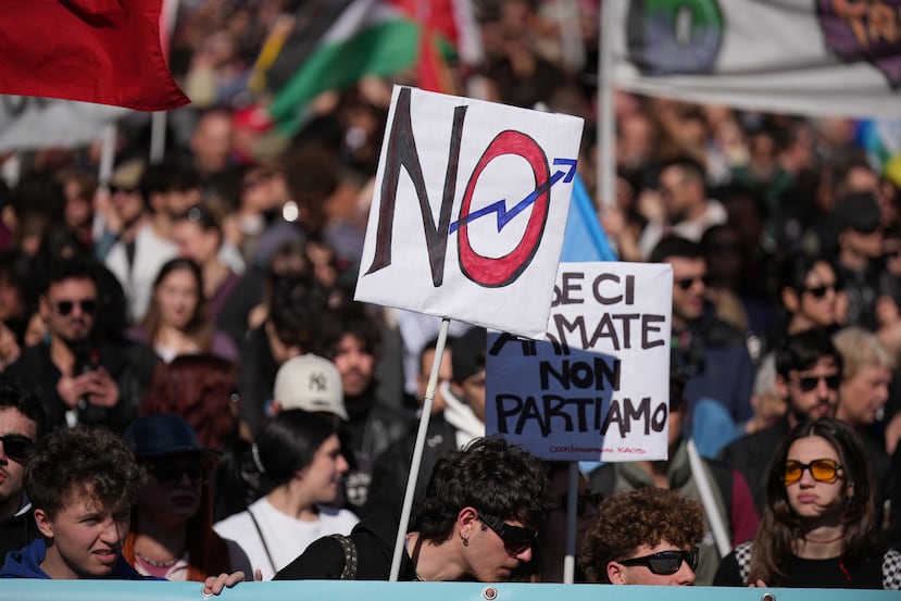 El sábado 28 de marzo de 2026, varias personas participaron en una manifestación nacional contra la guerra organizada por el movimiento "No Kings Italy" en Roma. (Foto AP/Andrew Medichini)