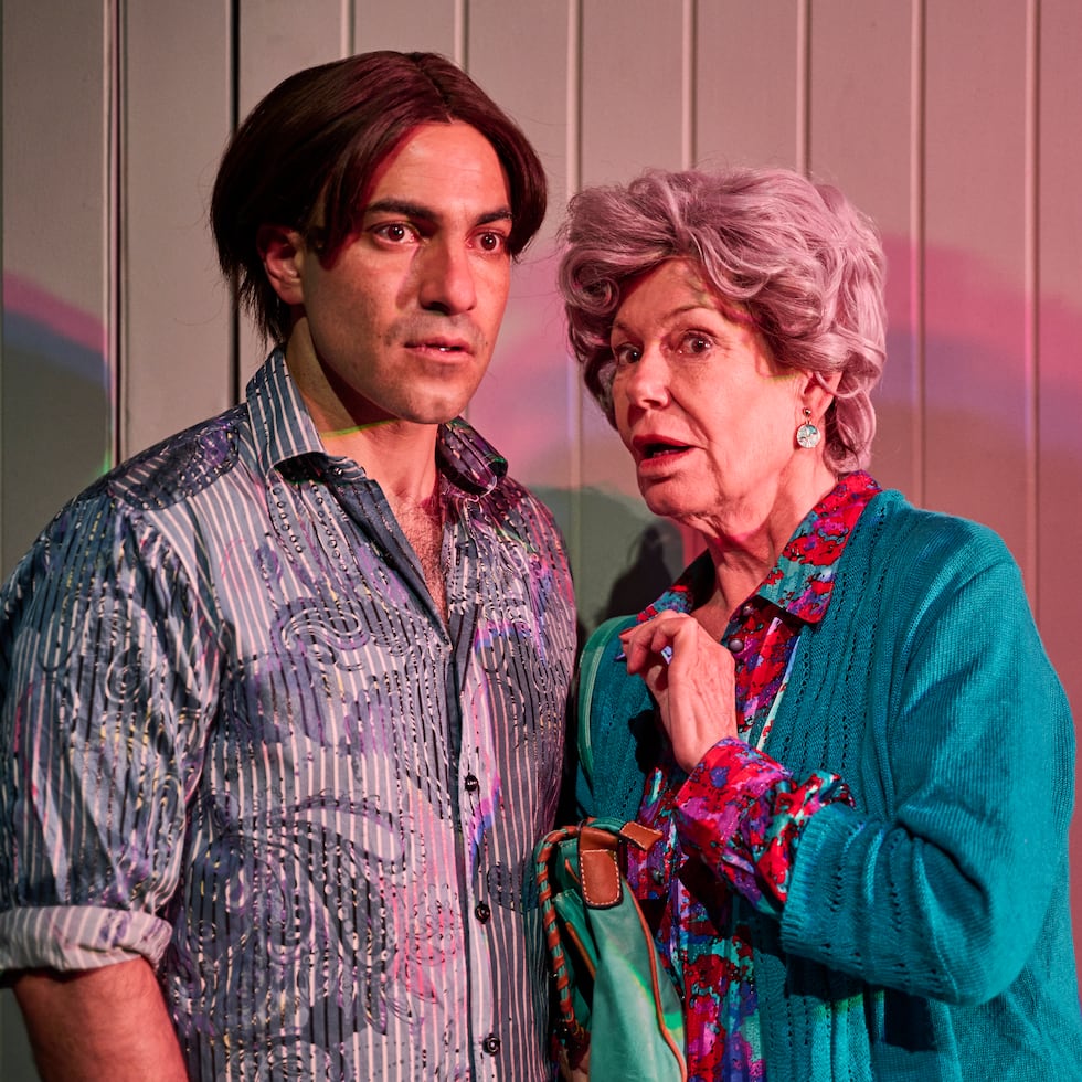 Los actores Gabriel Cañas y Coca Guazzini en "Estampida humana".