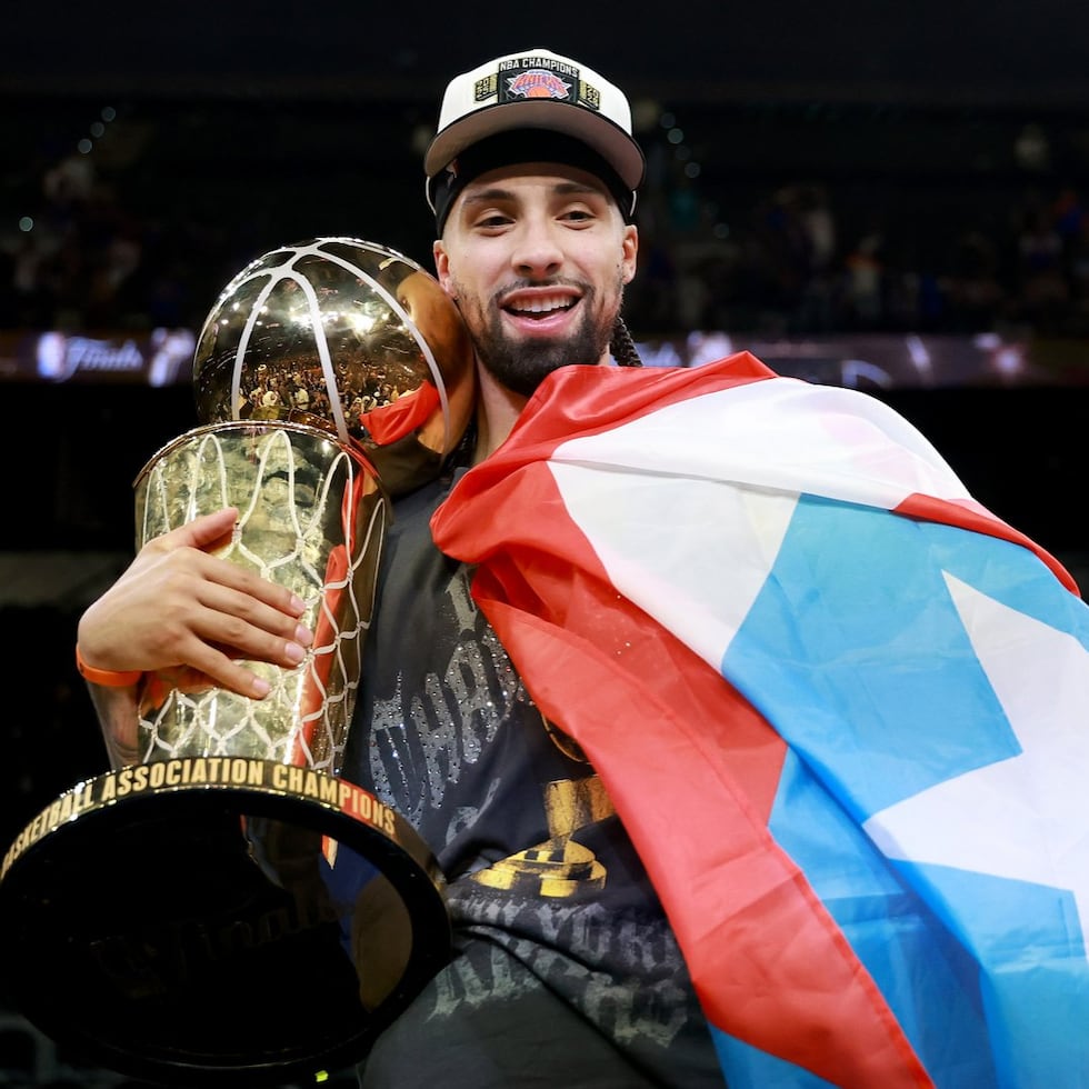 José Alvarado luce el el trofeo Larry O’Brien.