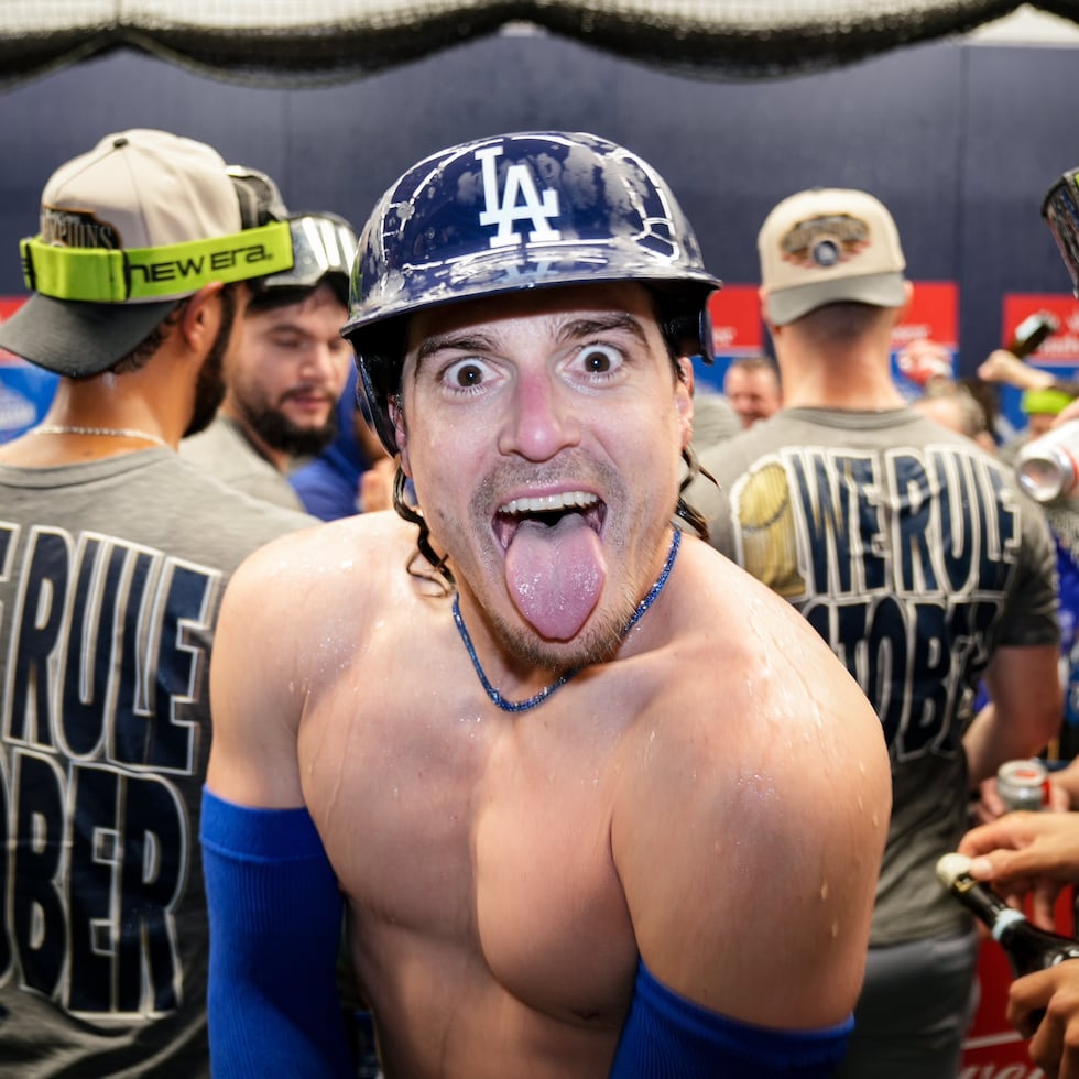 Kike Hernández celebra en el camerino su tercera Serie Mundial con la novena angelina.