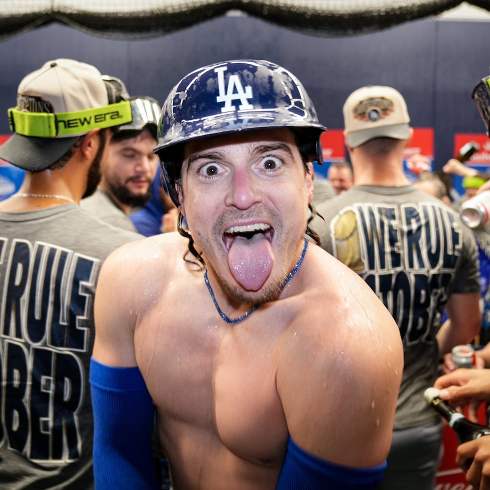 Kike Hernández celebra en el camerino su tercera Serie Mundial con la novena angelina.