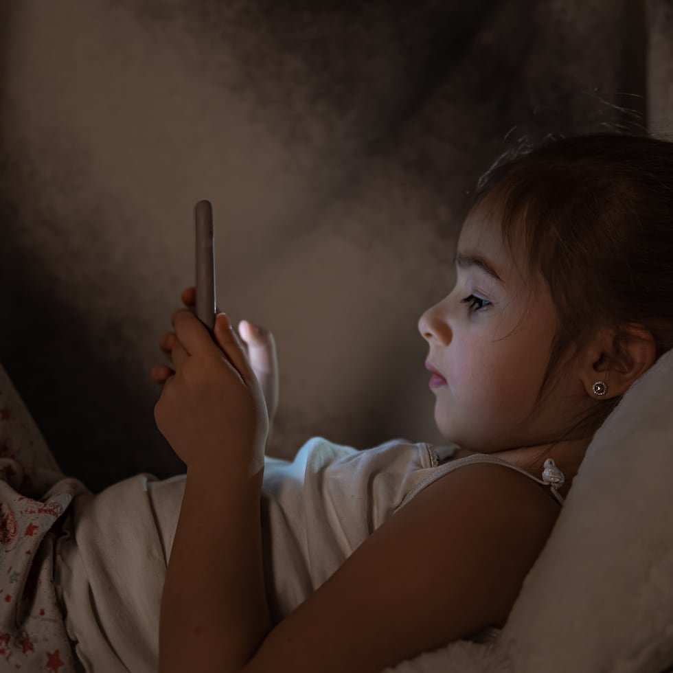 La comunicación entre los padres y sus hijos es imperativa, tanto en la toma de decisión de permitirle tener un celular como en los límites que el menor deberá respetar para su uso responsable.