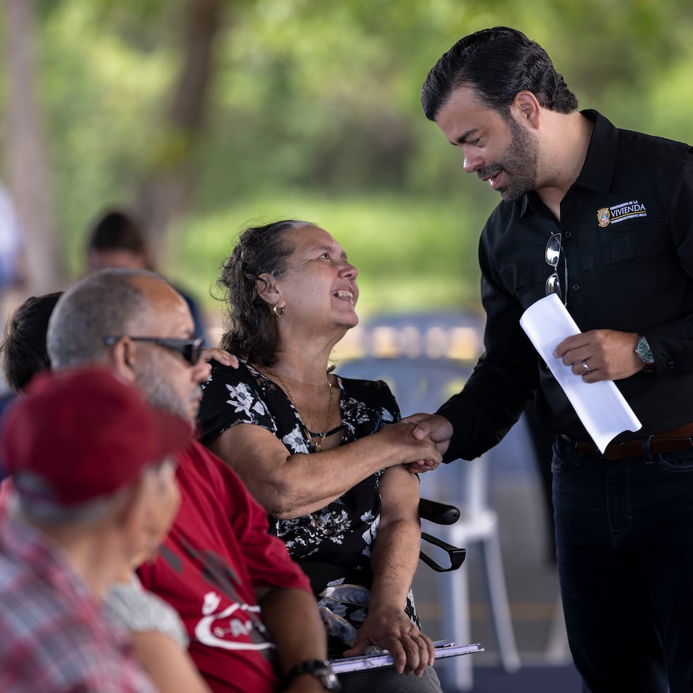 El secretario del Departamento de la Vivienda, Luis Martínez Román, conversa con Isabel Rodríguez, líder comunitaria y paciente de cáncer que busca salir, con sus vecinos, de la zona inundable de Juana Matos.