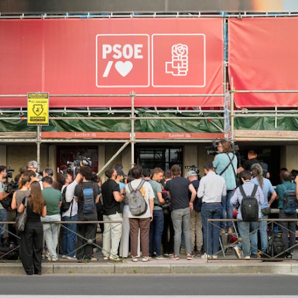 La policía dijo que el registro está estrictamente limitado a una investigación dirigida por el juez de la Audiencia Nacional Santiago Pedraz sobre las posibles irregularidades de Leire Díaz, miembro del Partido Socialista, y otras personas.