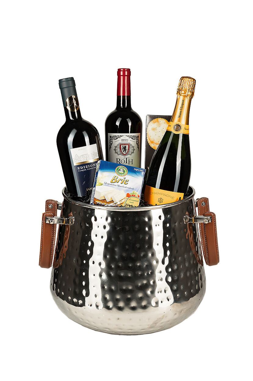 Elegante hielera con vinos Farnese Edizione 5 Autocton, Roth Heritage Blend, Veuve Clicquot Brut y conservas.