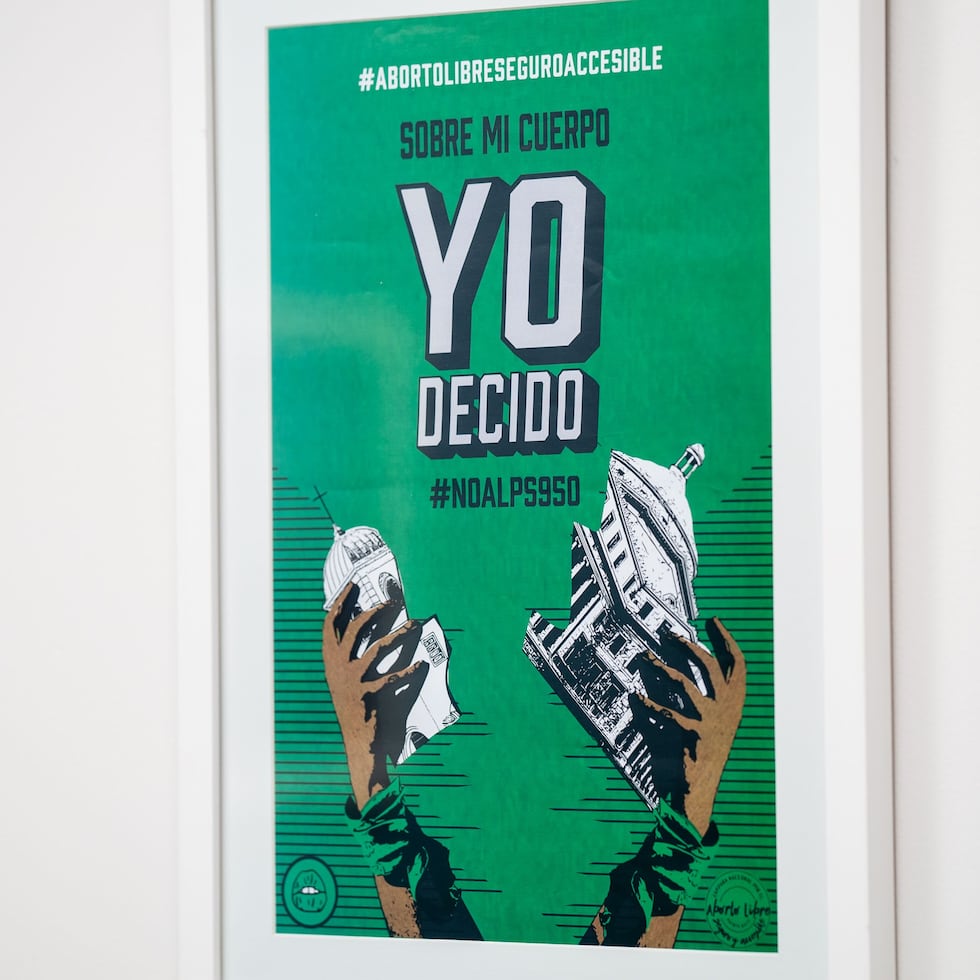 The measure was signed Wednesday night by Governor Jenniffer González.